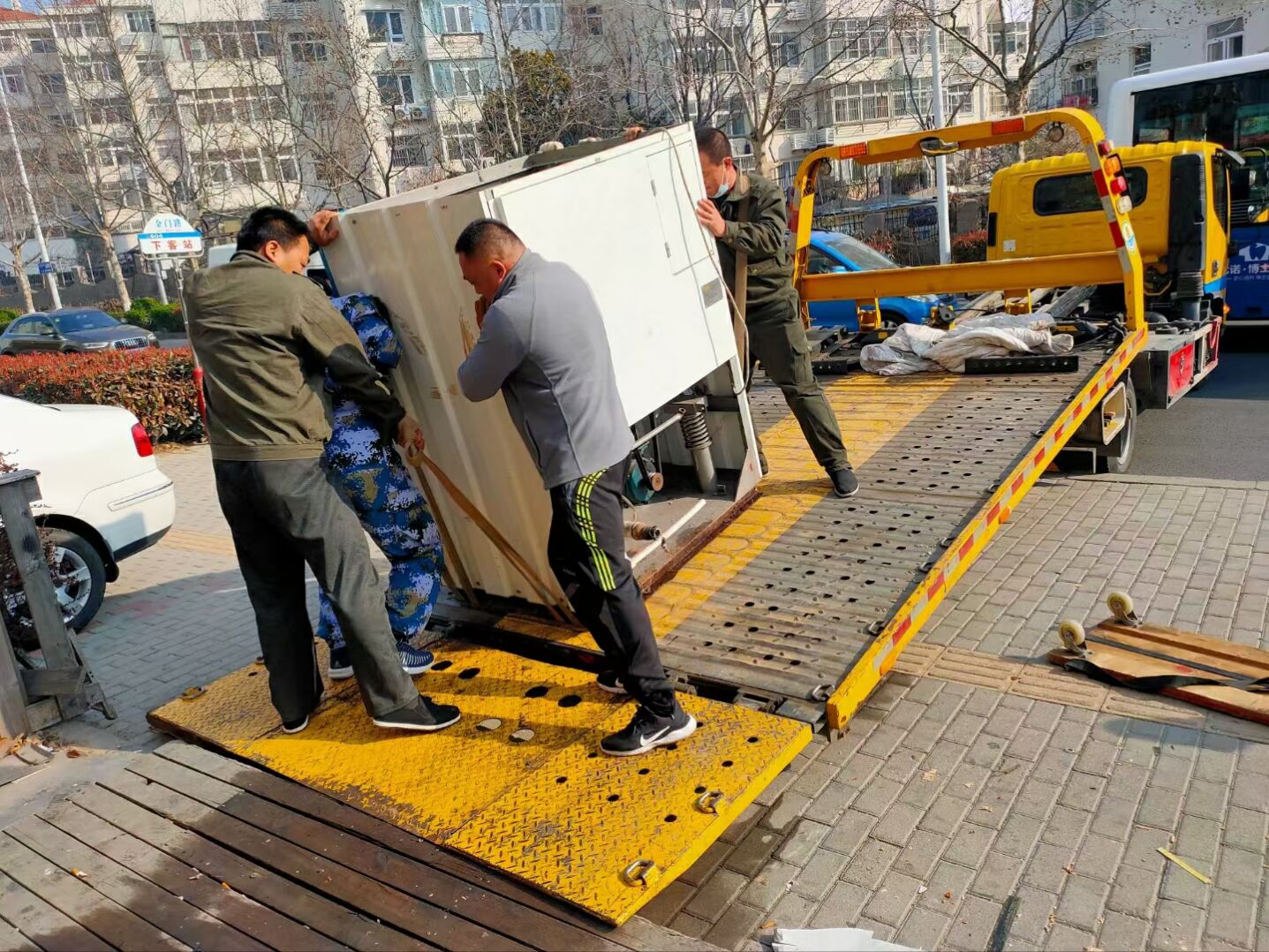 青岛搬家公司工人现场加价的原因